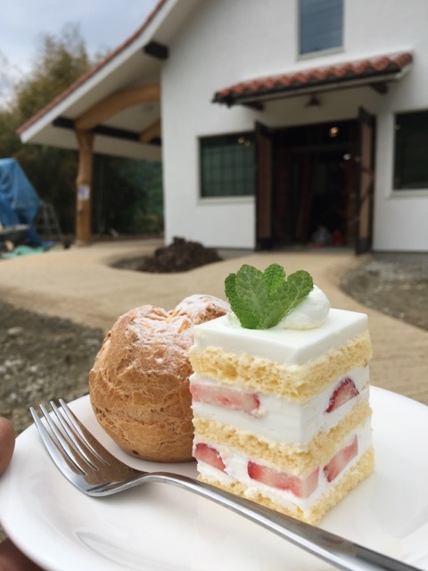 プリュネ 綾部市 ケーキ屋さんを建てる 庇 アプローチ土間うち パソコンテーブル 株式会社カモノセログ